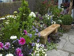 HOW TO CHOOSE THE BEST GARDEN BENCH FOR YOUR OUTDOOR LIVING SPACE
